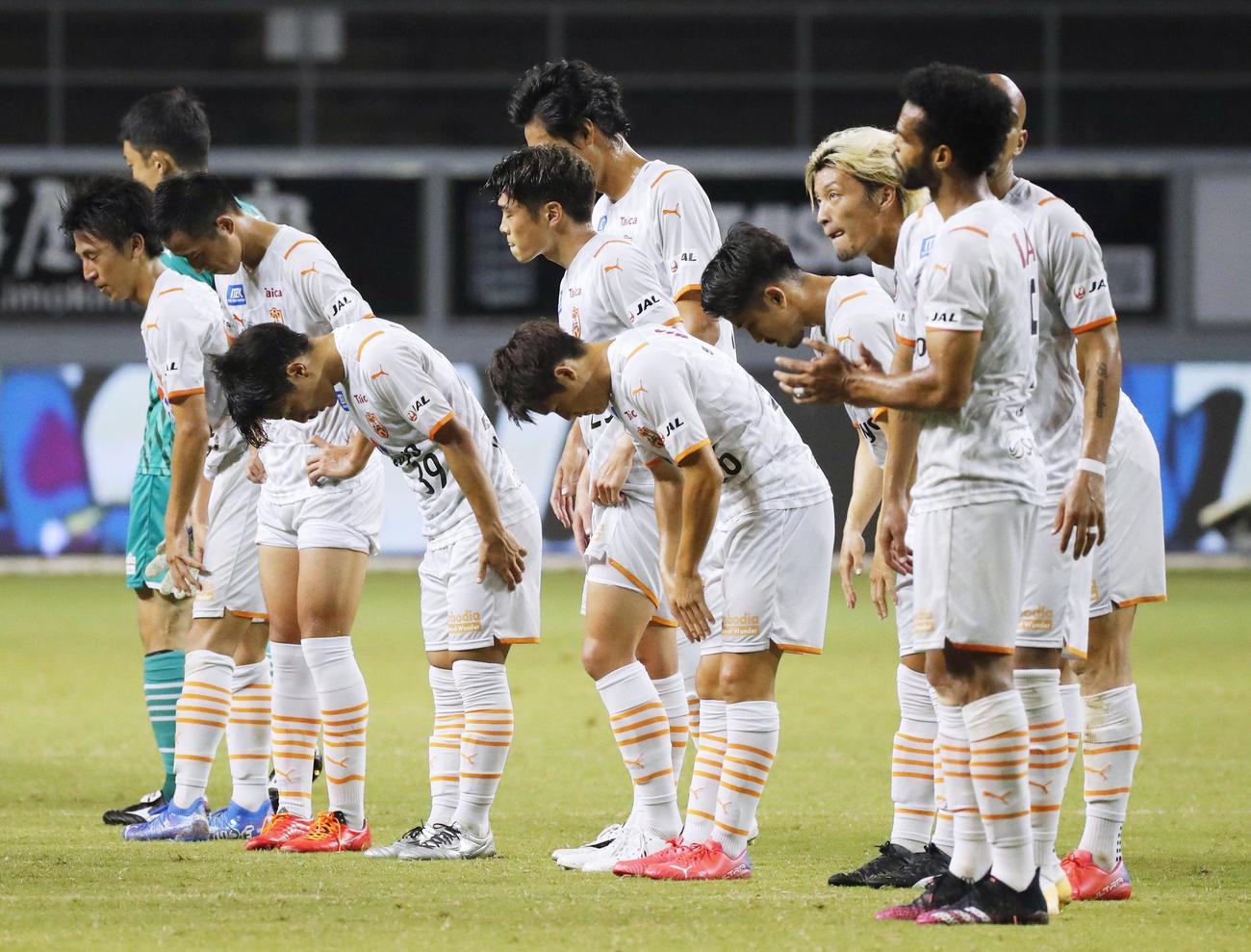 鳥栖に敗れ、肩を落とす清水イレブン（共同）