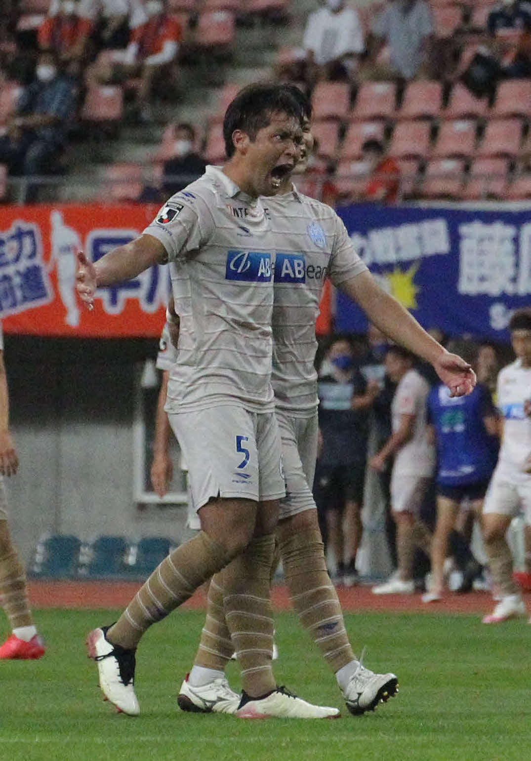 山形DF野田は、逆転勝利に雄たけびを上げる