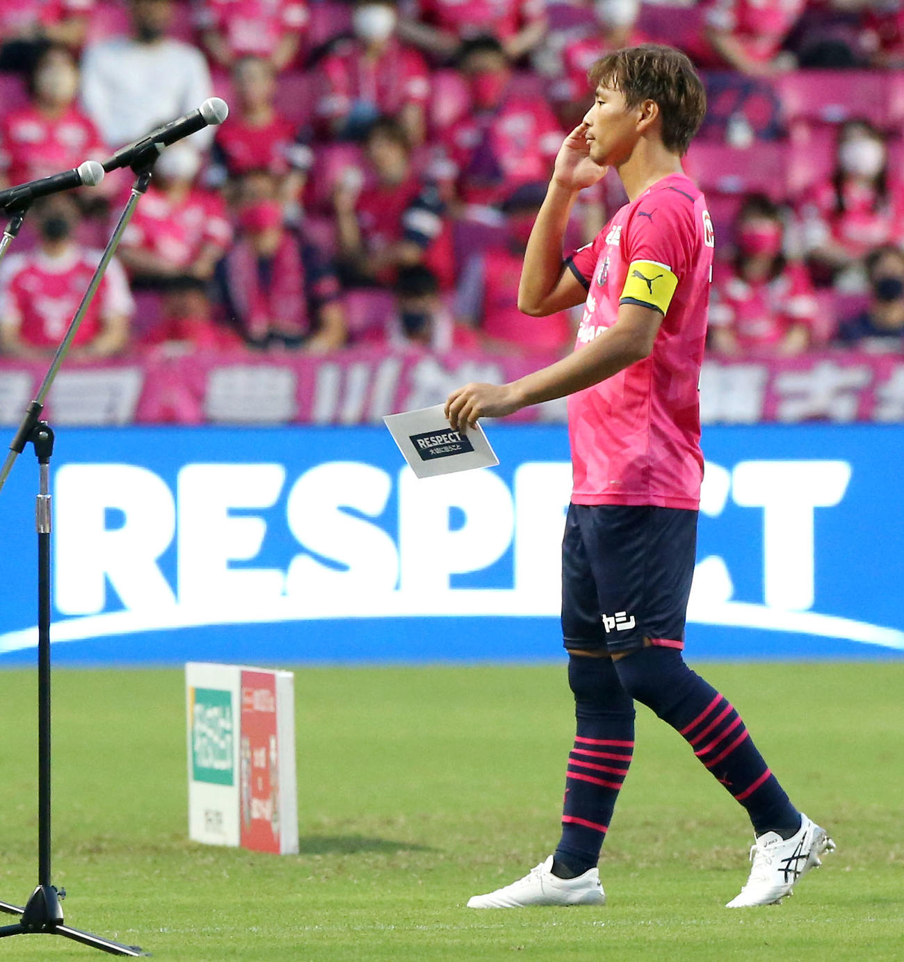 C大阪対札幌　試合前、C大阪乾（左）は「リスペクト宣言」でマイクに向かう（撮影・上山淳一）