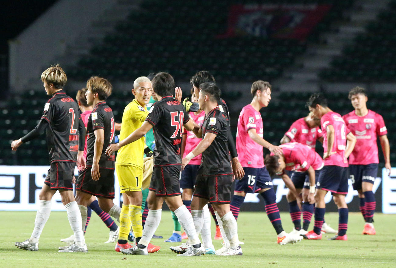 C大阪対札幌　勝利し、タッチを交わす札幌イレブン（撮影・上山淳一）