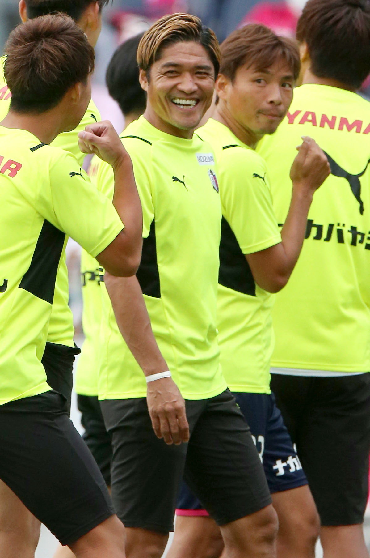 C大阪対札幌　C大阪対札幌　試合前の練習で笑顔を見せるC大阪大久保（中央）、右はC大阪乾（撮影・上山淳一）