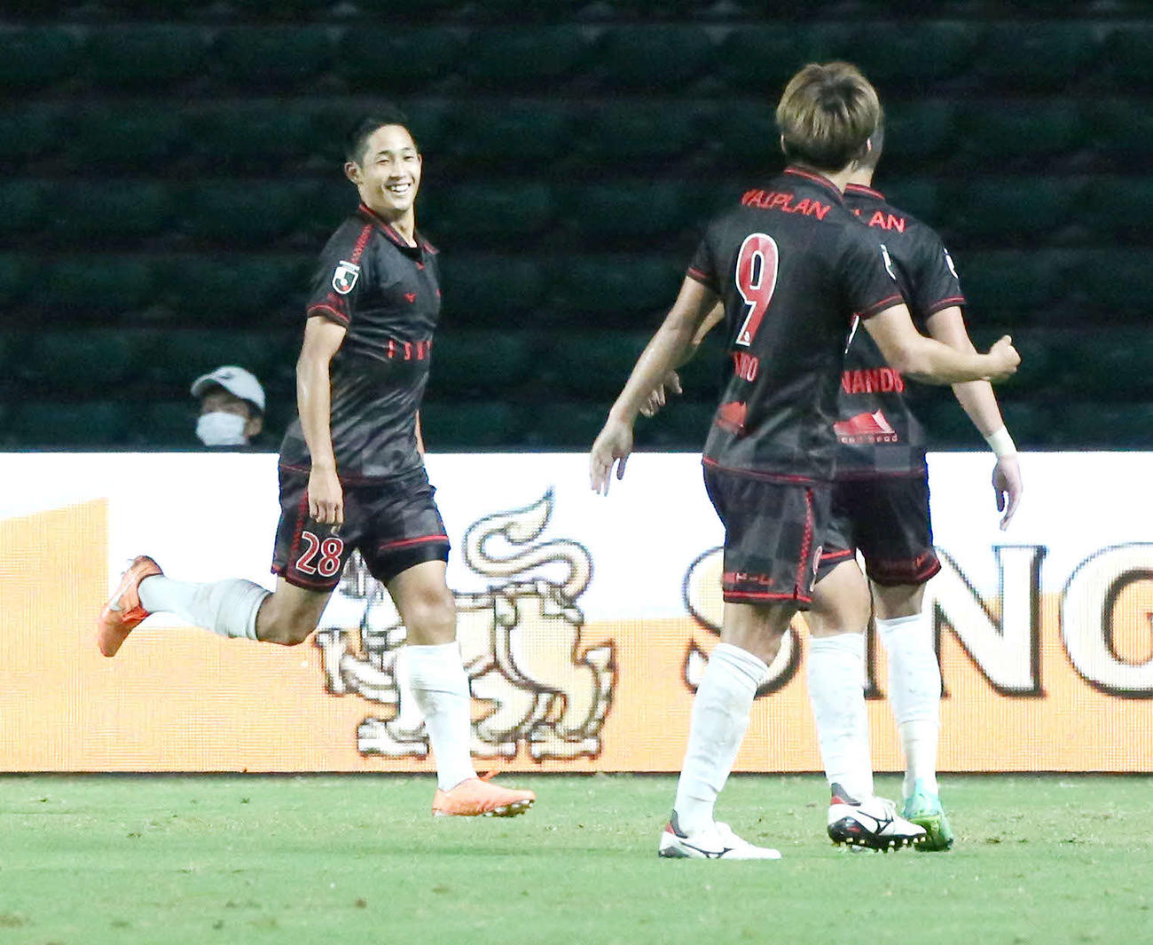 C大阪対札幌　後半、札幌青木（左）はゴールを決め喜ぶ（撮影・上山淳一）