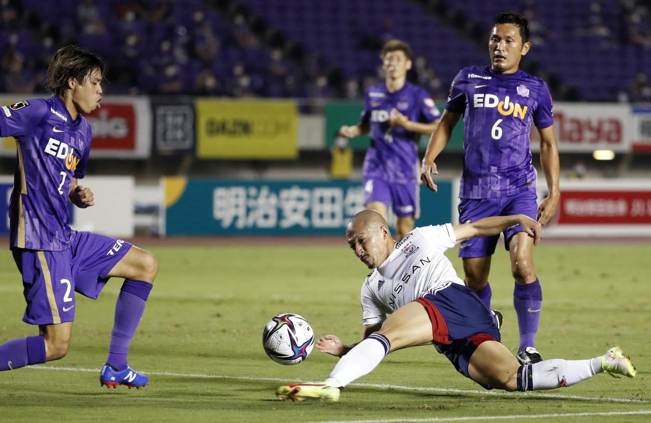 広島―横浜M　前半、ゴールを狙う横浜M・前田（右下）（共同）