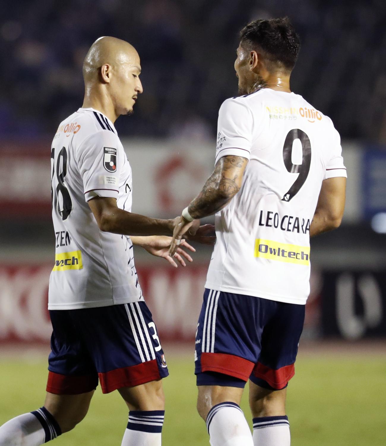 広島―横浜M　前半、同点ゴールを決め、レオセアラ（右）とタッチする横浜M・前田（共同）