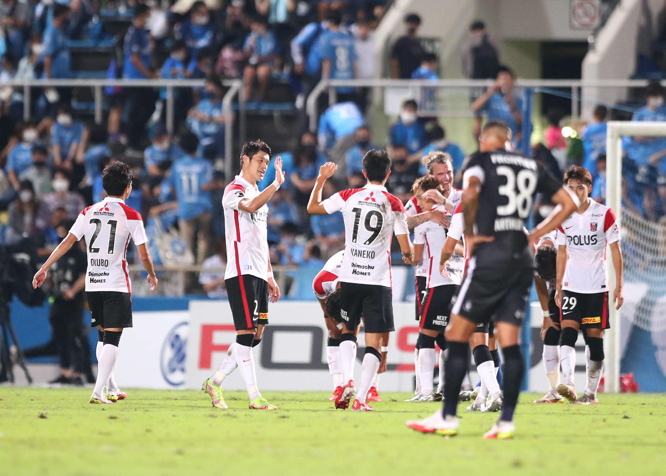 横浜FC対浦和　横浜FCに勝利し喜ぶ酒井（左から2人目）ら浦和イレブン（撮影・河田真司）