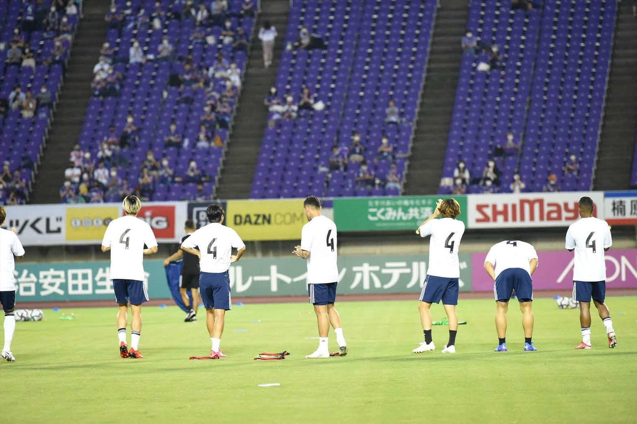 全治約半年の大けがを負った畠中の背番号「4」のTシャツでウオーミングアップを行う横浜の選手たち（C）Y．F．M．