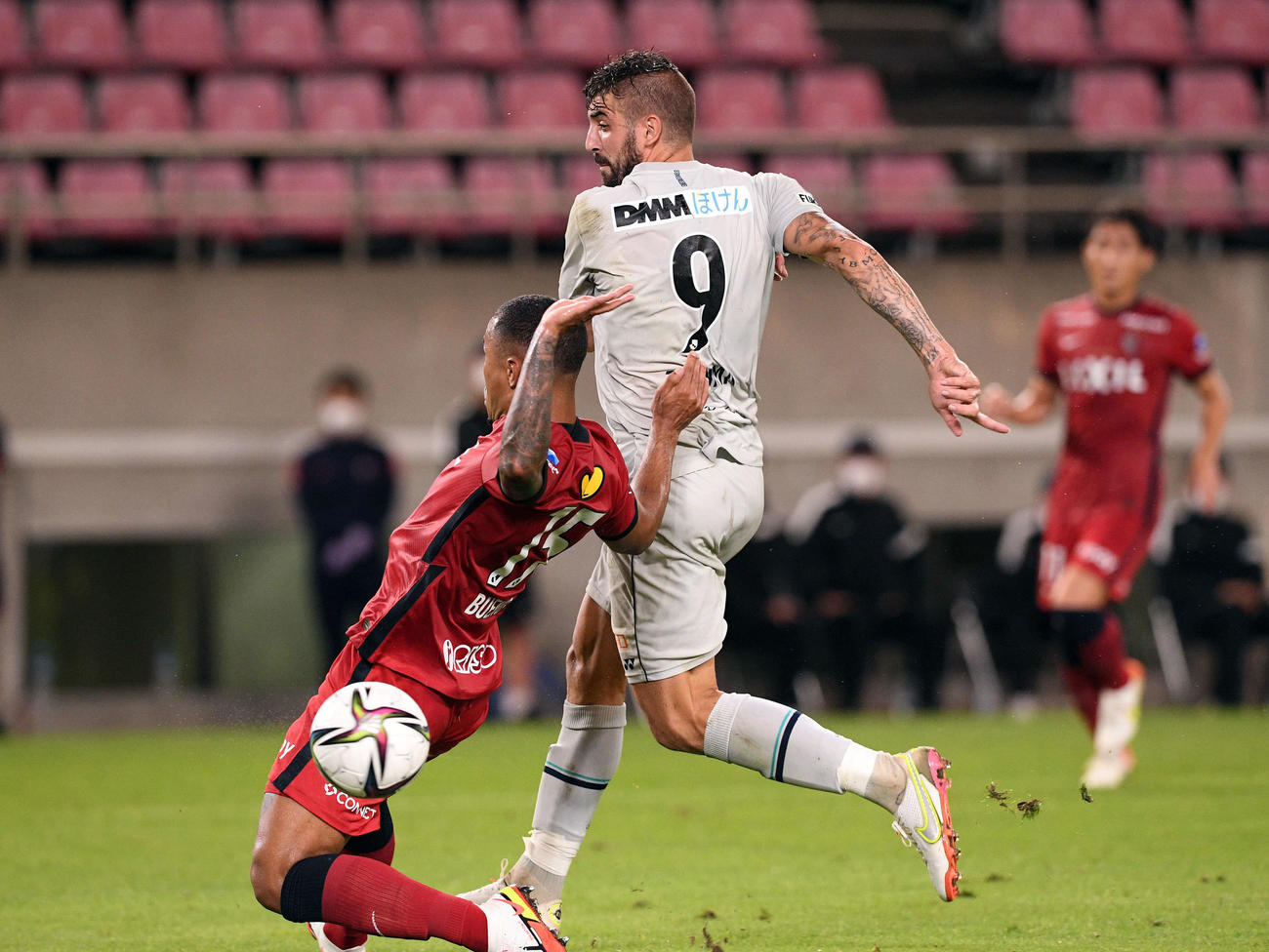 鹿島対福岡　前半、この日2点目のゴールを決める福岡フアンマ・デルガド（右）。左は鹿島ブエノ（撮影・滝沢徹郎）