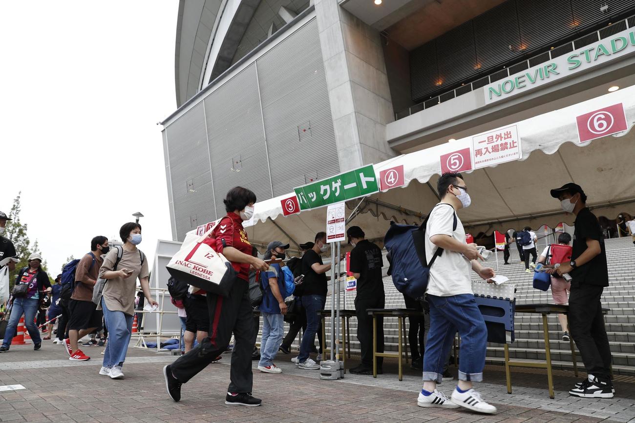 WEリーグ開幕戦の観戦にノエビアスタジアム神戸を訪れた人たち（共同）