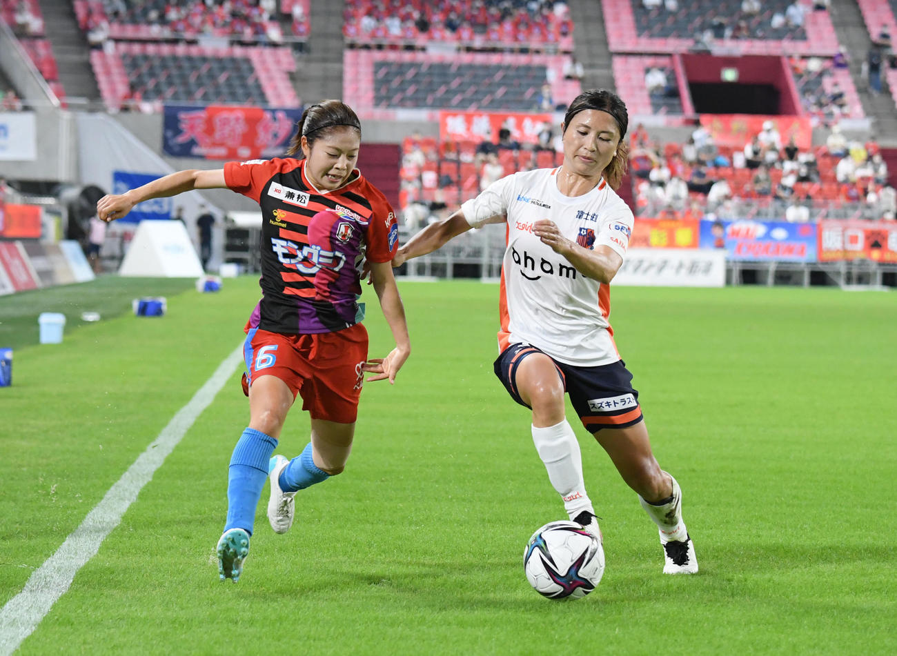 I神戸対大宮V　前半、体を張ってボールを奪い取る大宮V・鮫島彩（右）（撮影・滝沢美穂子）