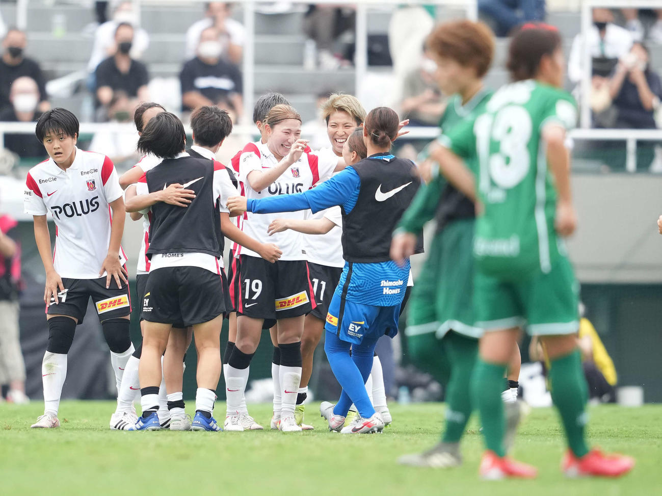 日テレ東京V対三菱重工浦和　日テレ東京Vに勝利し喜ぶ塩越（中央）ら三菱重工浦和イレブン（撮影・鈴木みどり）