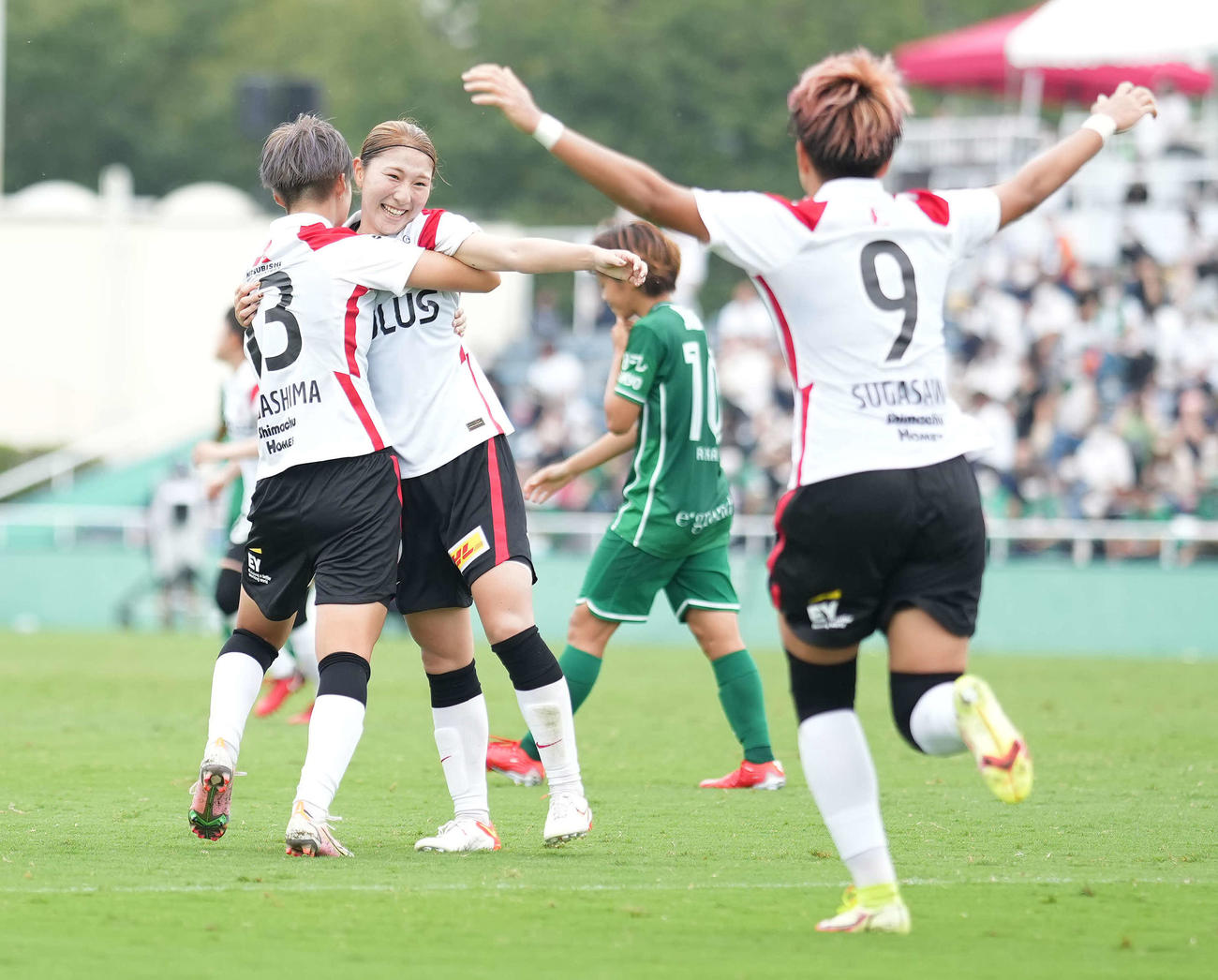 日テレ東京V対三菱重工浦和　後半、決勝ゴールを決め喜ぶ塩越（中央）ら三菱重工浦和イレブン（撮影・鈴木みどり）