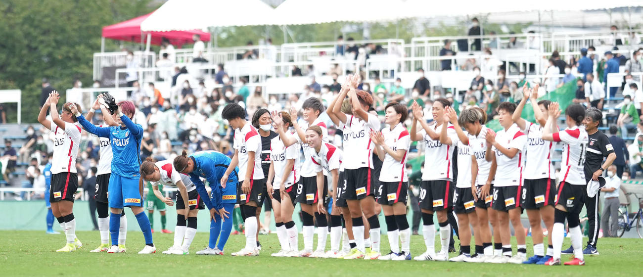 日テレ東京V対三菱重工浦和　日テレ東京Vに勝利し声援に応える三菱重工浦和イレブン（撮影・鈴木みどり）