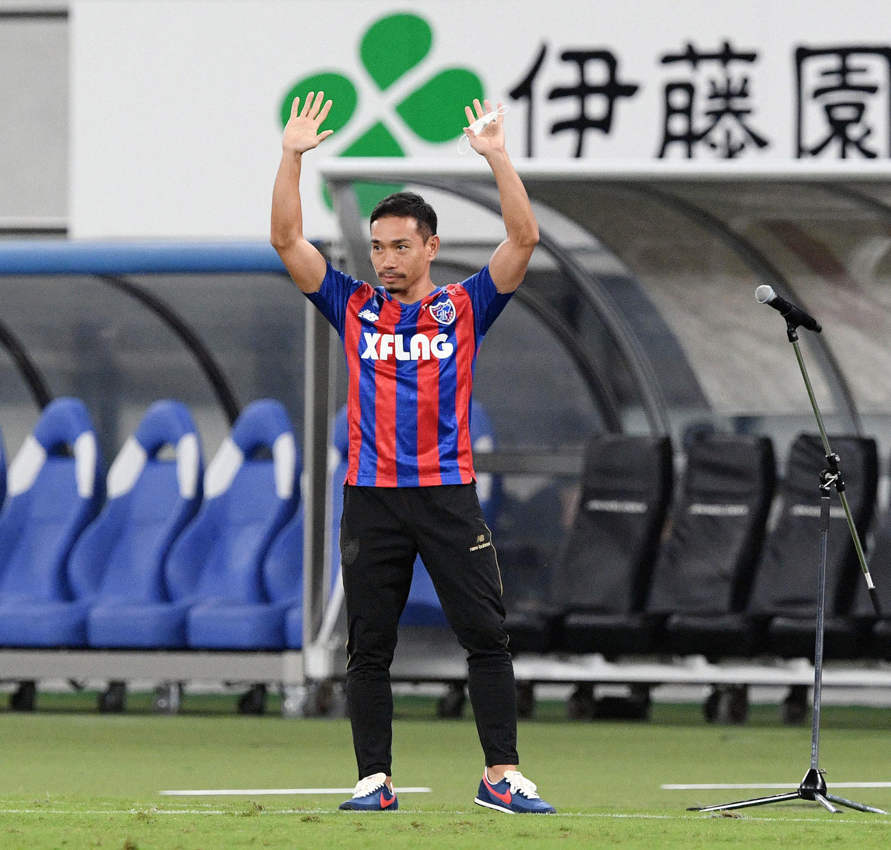 東京対柏　試合後、復帰のあいさつを終えた東京長友はサポーターに手を振る（撮影・滝沢徹郎）