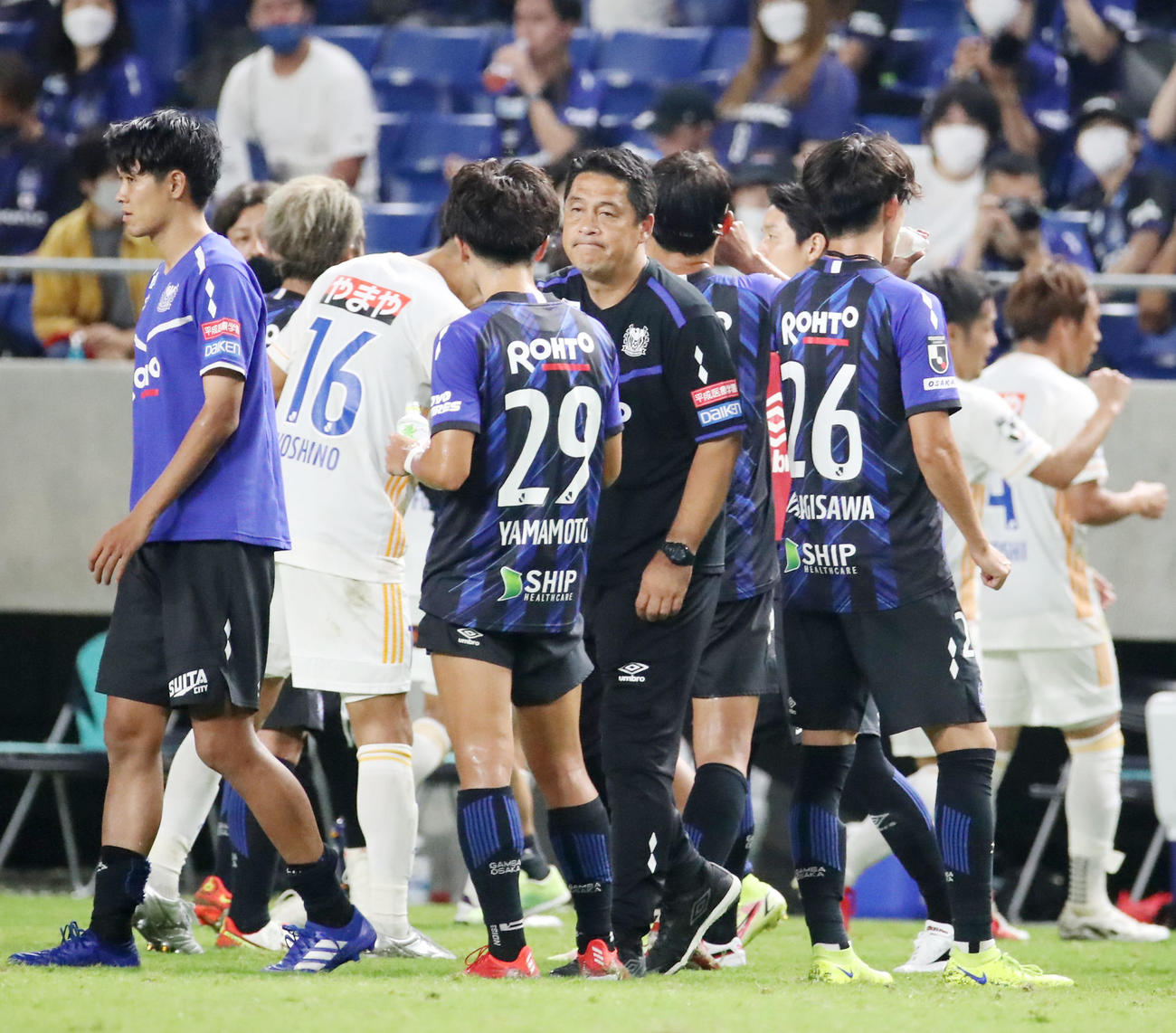 G大阪対仙台　仙台に敗れ厳しい表情のまま選手たちを迎える松波監督（撮影・加藤哉）