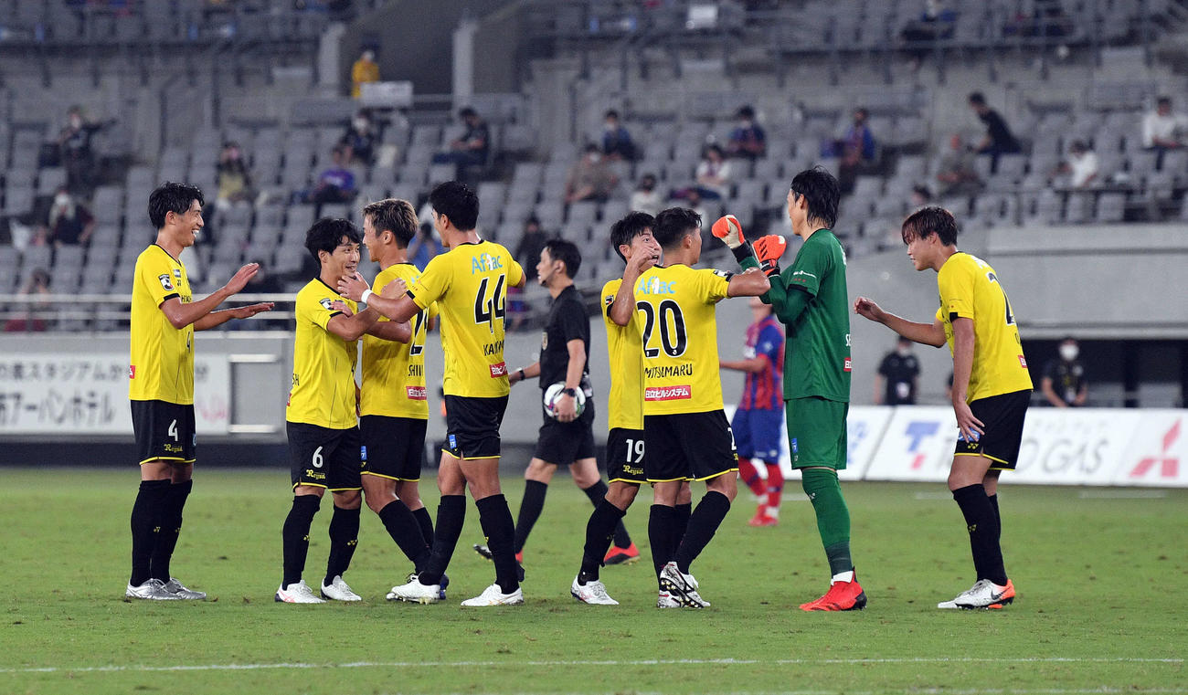 東京対柏　試合に勝利しタッチを交わす柏イレブンン（撮影・滝沢徹郎）