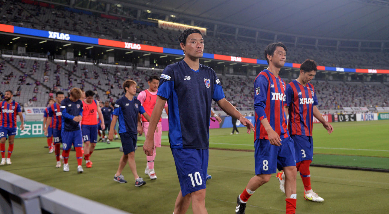 東京対柏　試合に敗れ悔しげに引き揚げる東京東（手前）らイレブン（撮影・滝沢徹郎）
