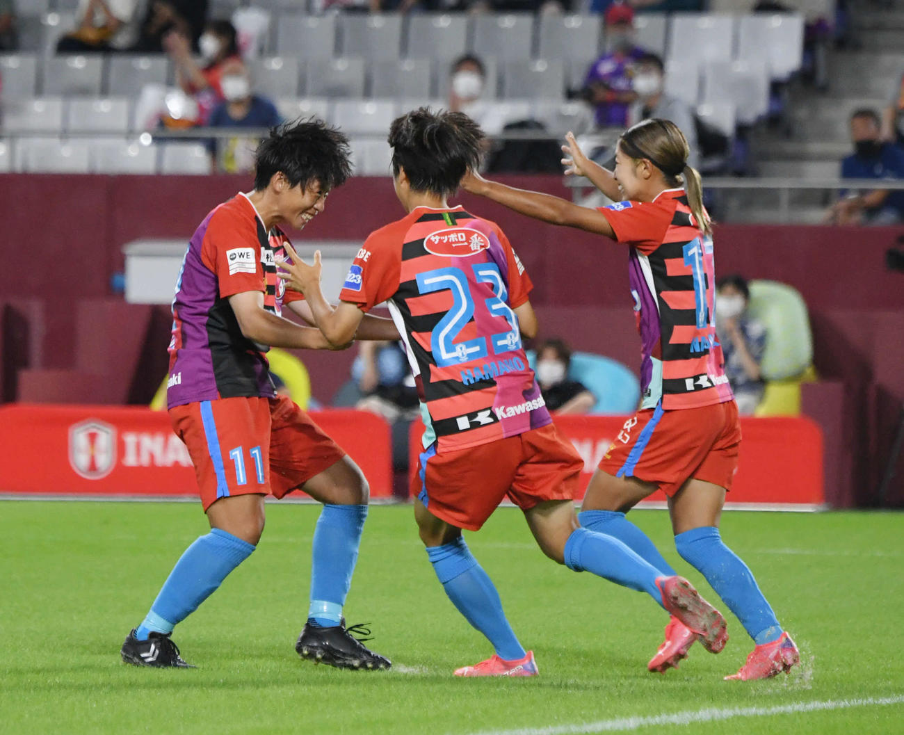 前半、リーグ第1号となるゴールを決めて仲間の祝福を受ける高瀬（左）（撮影・滝沢美穂子）