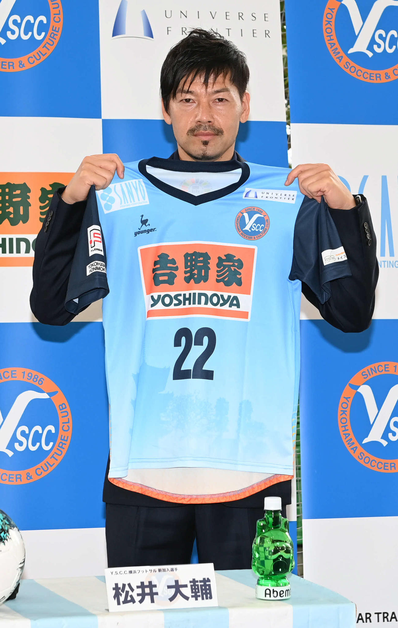 Fリーグ1部YSCC横浜の新加入会見で松井はユニホームを手に記念撮影（撮影・山崎安昭）