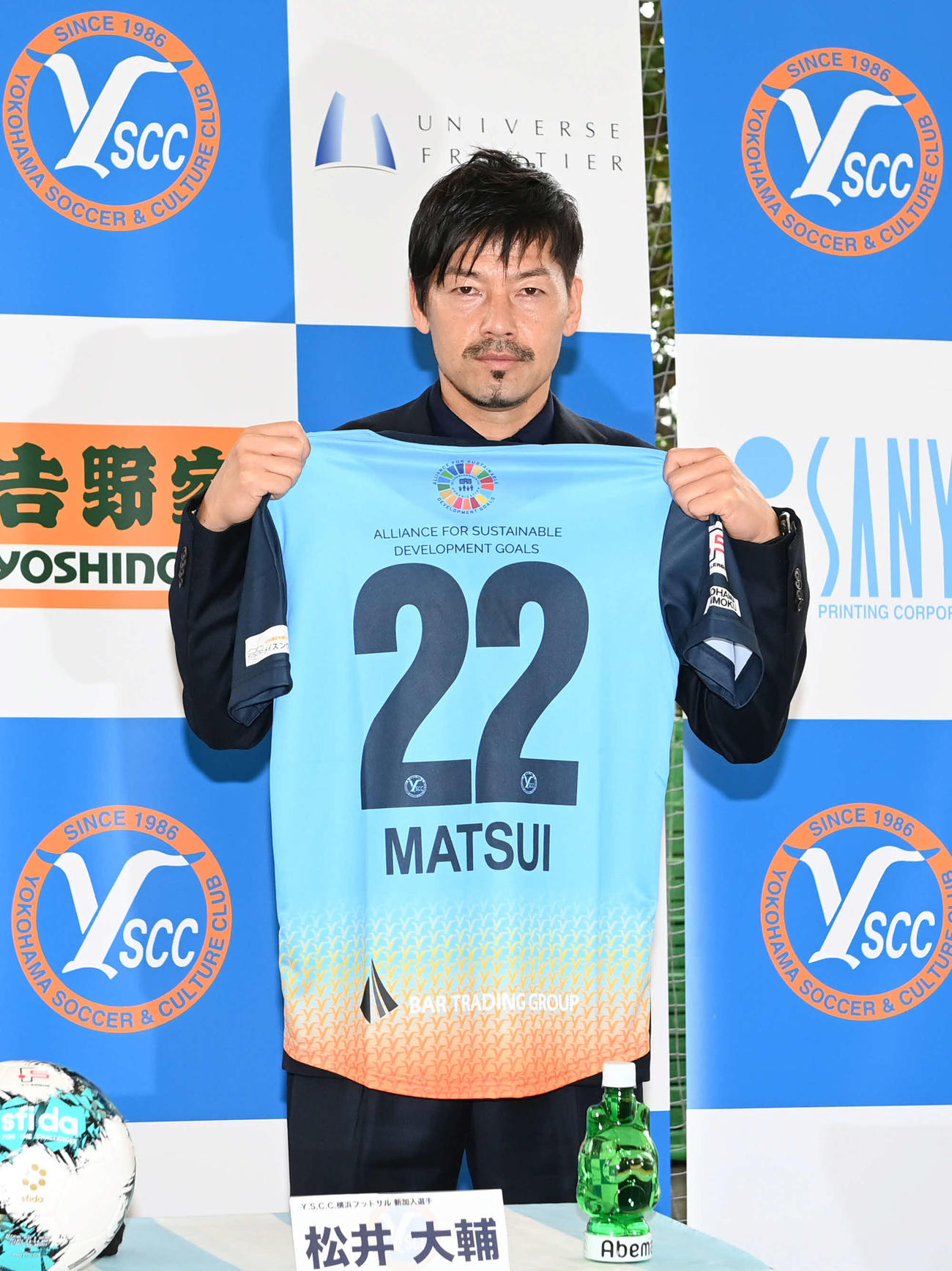 Fリーグ1部YSCC横浜の新加入会見で松井はユニホームを手に記念撮影（撮影・山崎安昭）
