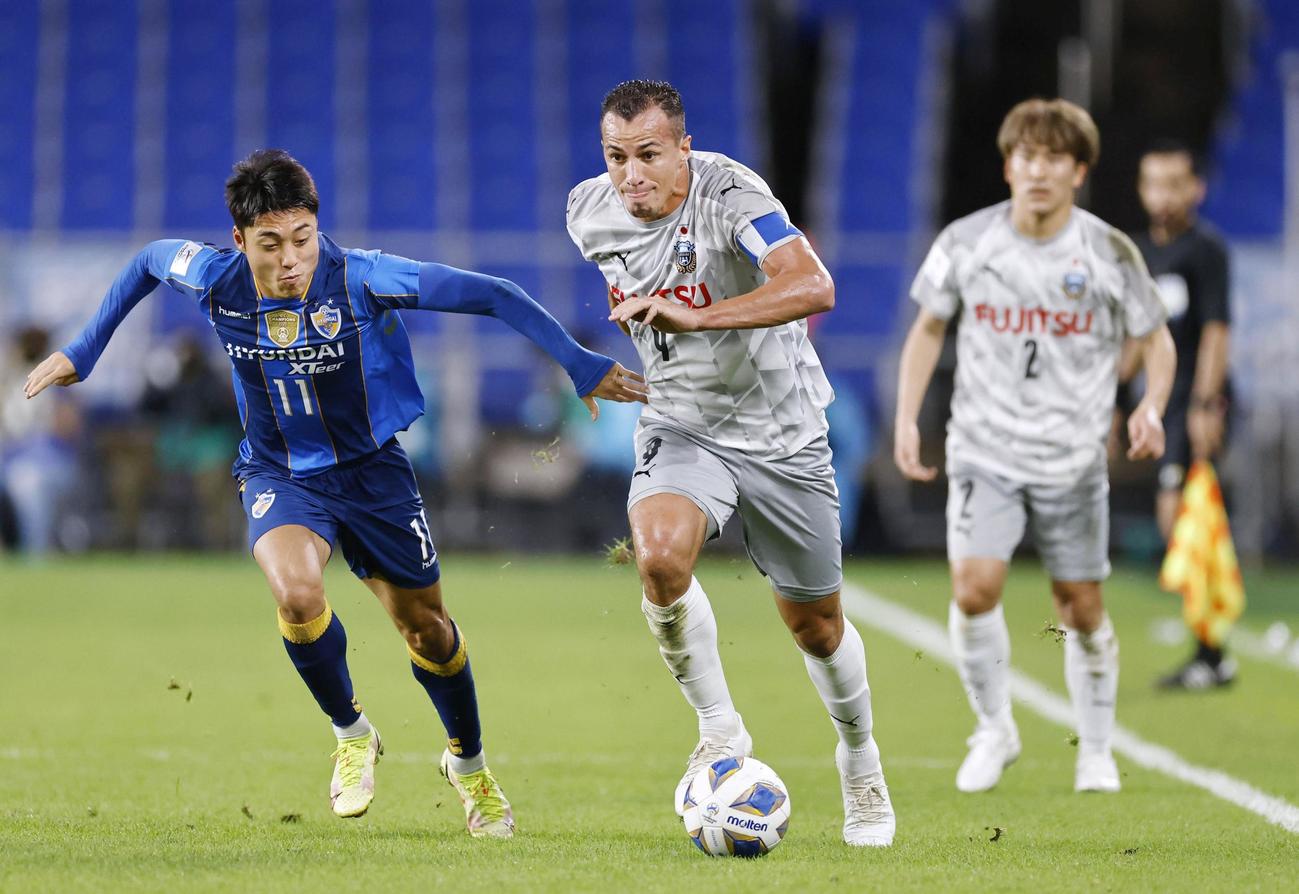 前半、攻め込む川崎・レアンドロ・ダミアン（中央、共同）