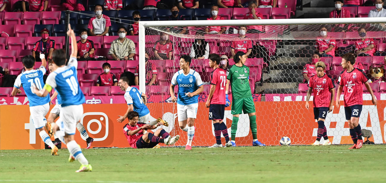 C大阪対浦項　前半、先制ゴールを決められがっくりするC大阪イレブン（撮影・前岡正明）