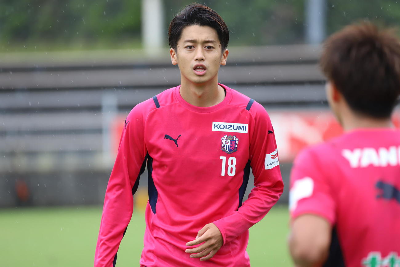 雨の中で調整したC大阪MF西川潤©CEREZO OSAKA