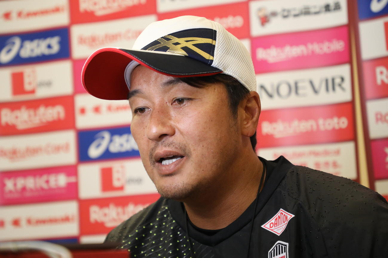 オンライン取材に対応した神戸三浦監督（C）VISSEL KOBE