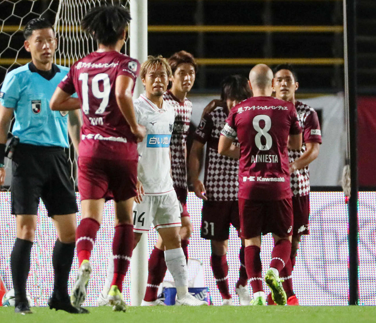 神戸対札幌　前半、神戸中坂勇哉（右から3人目）は先制ゴールを決め、イニエスタ（同2人目）らの祝福を受ける（撮影・宮崎幸一）