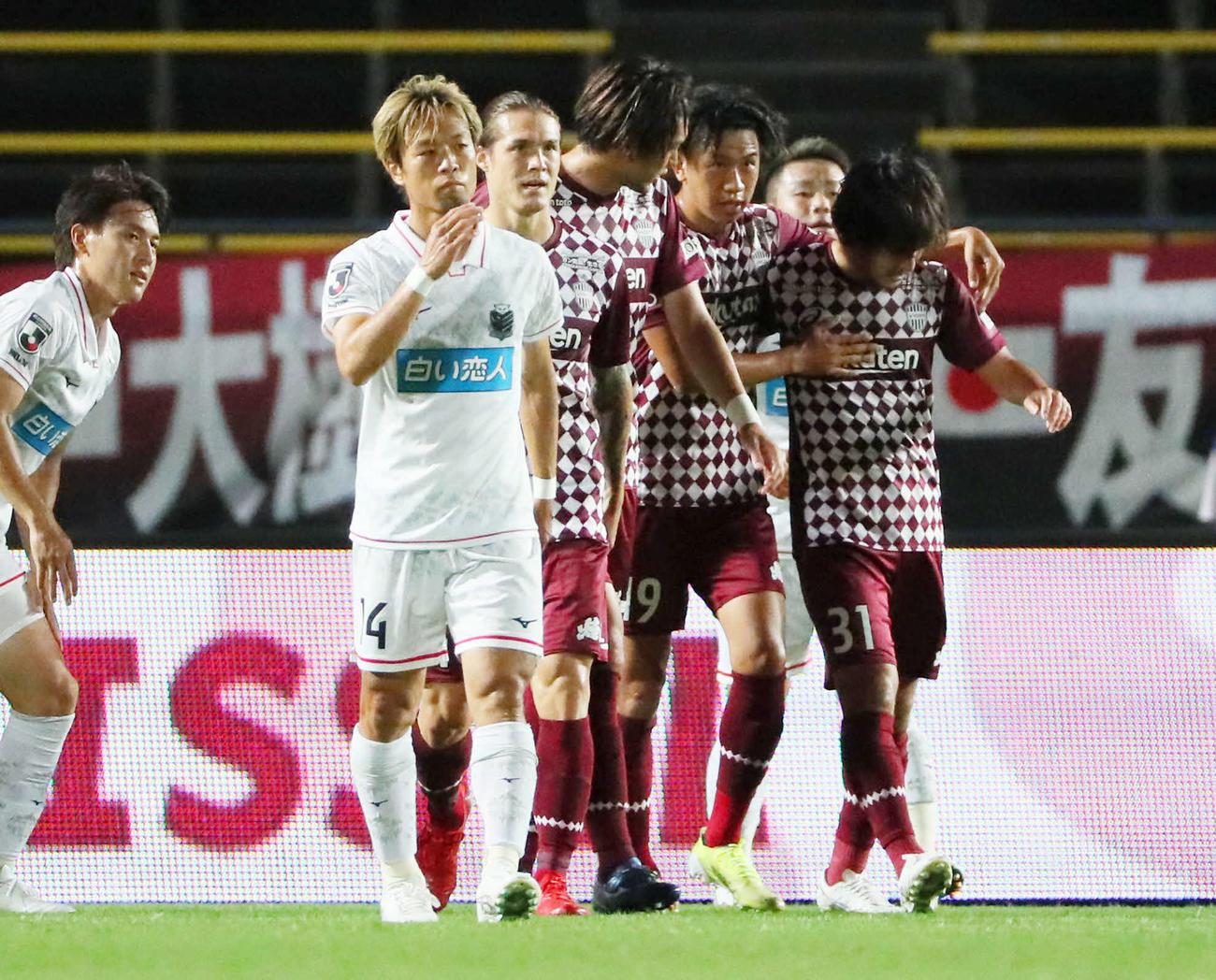神戸対札幌　前半、神戸中坂（右）は先制ゴールを決め、祝福を受ける（撮影・宮崎幸一）