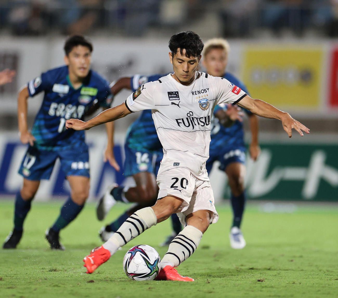 徳島対川崎F　前半35分、味方が倒され得たPKを決め、先制点を挙げる川崎F知念（撮影・清水貴仁）