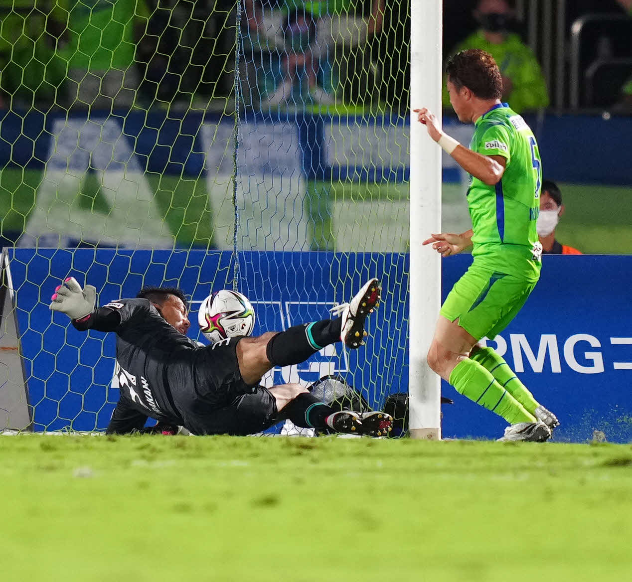 湘南対福岡　後半、試合終了間際、湘南大橋に同点ゴールを決められた福岡GK村上（左）。右は湘南古林（撮影・江口和貴）