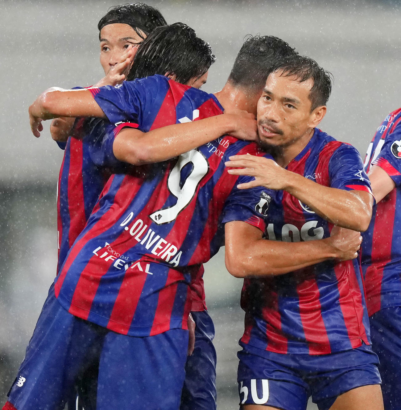東京対横浜FC　前半、ゴールを決めた東京ディエゴ（左）と抱き合う長友（撮影・横山健太）
