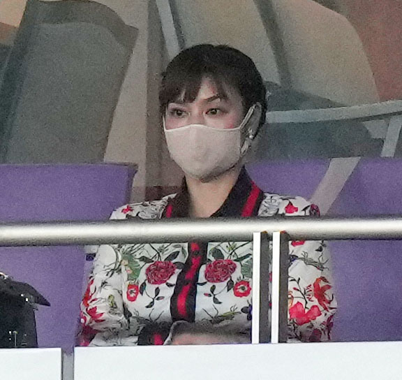 東京対横浜FC　試合を見つめる平愛梨（撮影・横山健太）