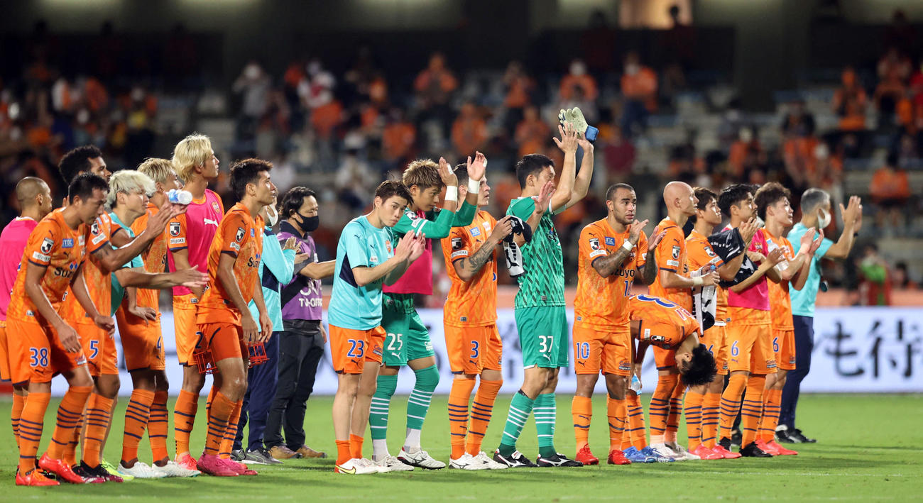清水対仙台　試合後、サポーターにあいさつするGK権田（中央右）ら清水の選手たち（撮影・狩俣裕三）