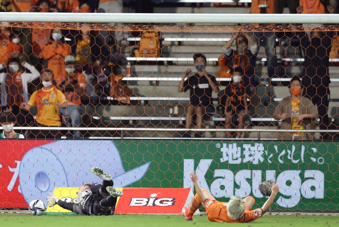 清水対仙台　後半、仙台GKスウォビィク（後方）の隙を付き追加点を決める清水藤本（撮影・狩俣裕三）
