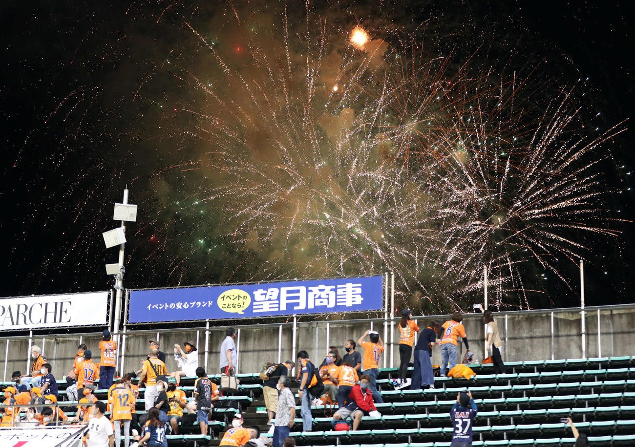 清水対仙台　試合後、花火が打ち上げられるスタジアム（撮影・狩俣裕三）