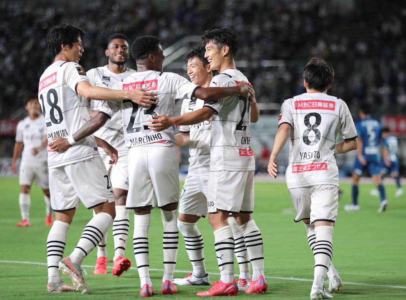 徳島対川崎F　後半7分、右からのCKに頭で合わせゴールを決める川崎F知念（右から2人目）（撮影・清水貴仁）