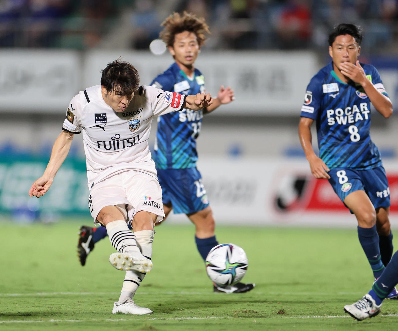 徳島対川崎F　前半、ゴール前でパスを受け右足でゴールを決める川崎F脇坂（撮影・清水貴仁）