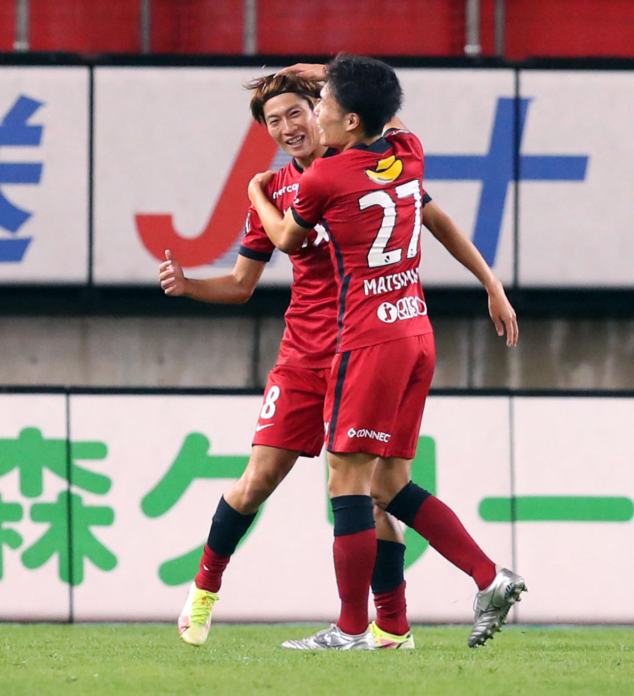鹿島対G大阪　後半、チーム3点目となるゴールを決めた途中出場の鹿島土居聖真（左）は松村優太の祝福に笑顔を見せる