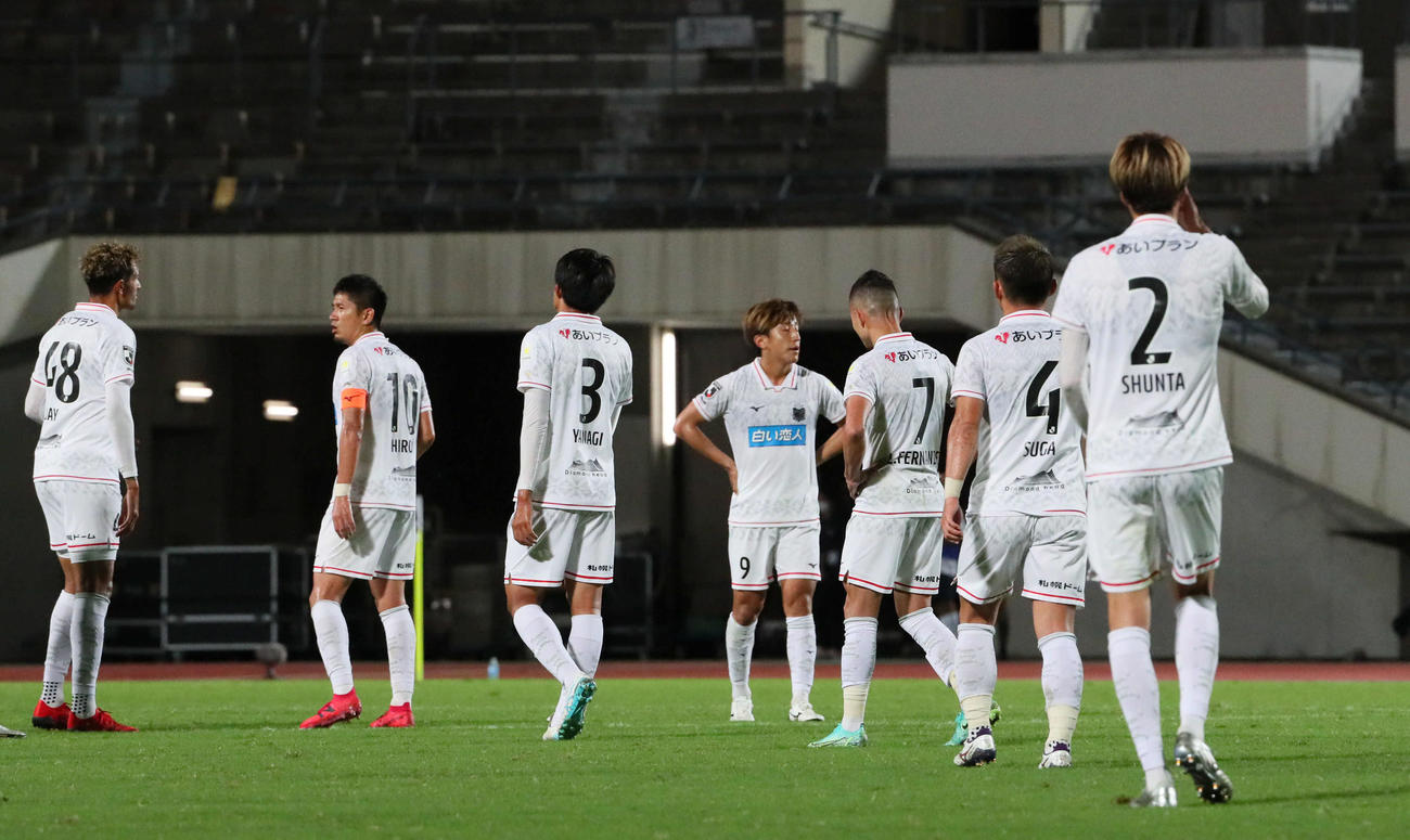 神戸対札幌　神戸に敗れた札幌イレブン（撮影・宮崎幸一）