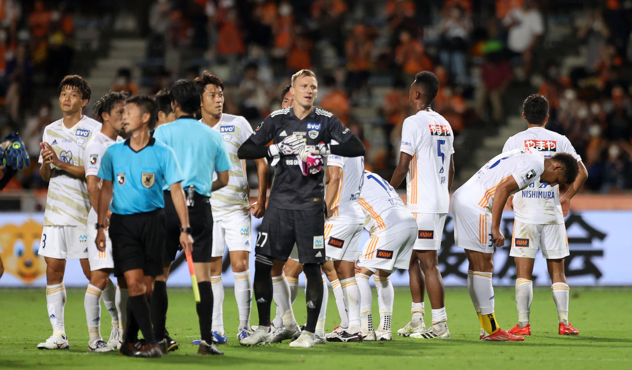 清水対仙台　試合後、悔しそうな表情を見せるGKヤクブ・スウォビィク（中央）ら仙台の選手たち（撮影・狩俣裕三）