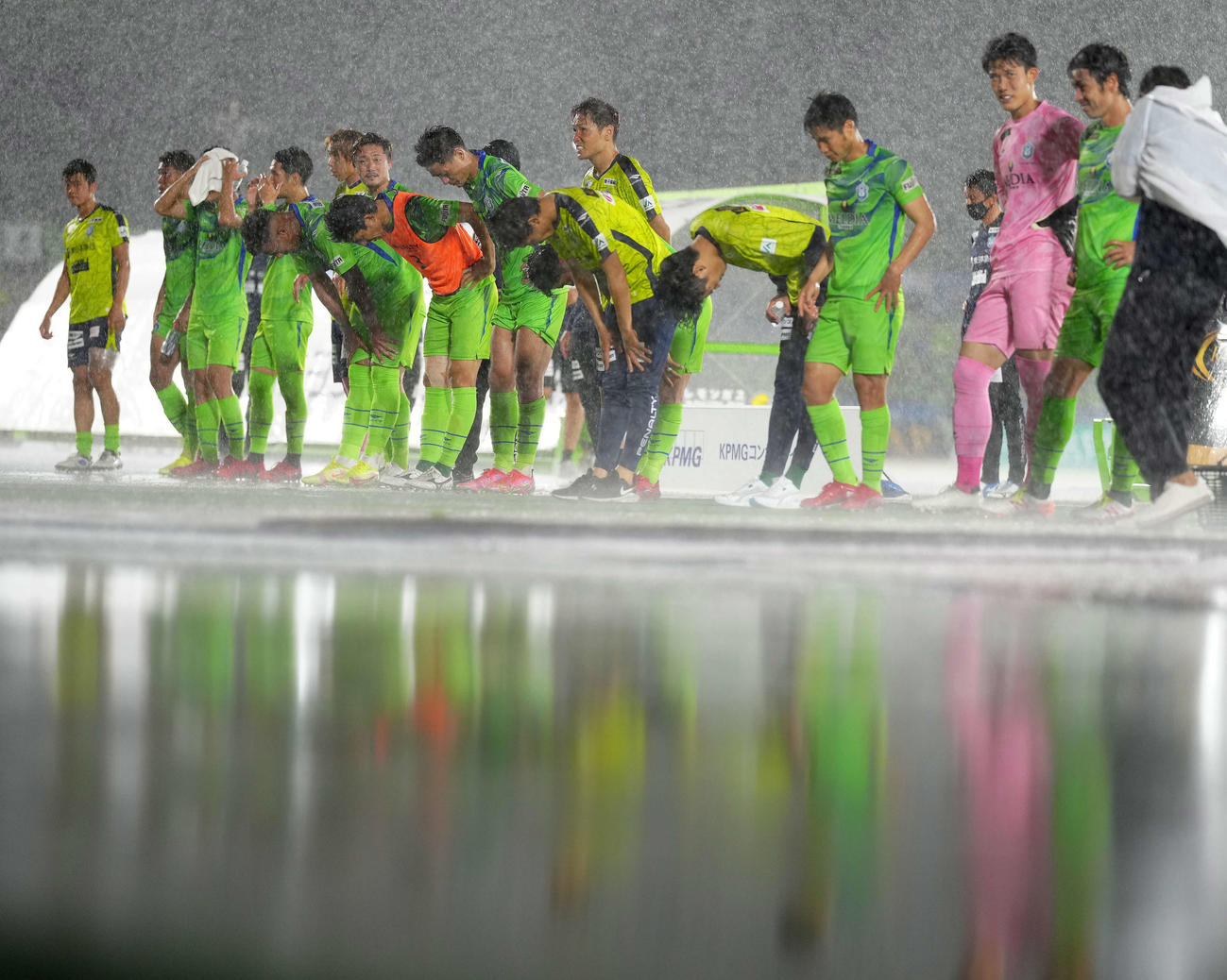 湘南対福岡　試合後、サポーターにあいさつする湘南の選手たち（撮影・江口和貴）