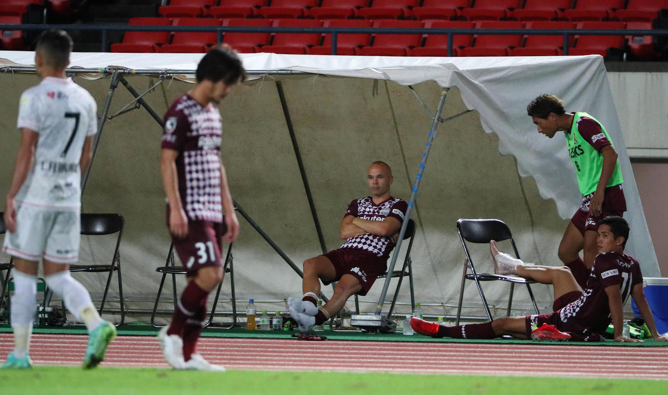神戸対札幌　後半、飲水タイムと同時に交代となり、ベンチ脇のテントからピッチを見つめる神戸イニエスタ（撮影・宮崎幸一）