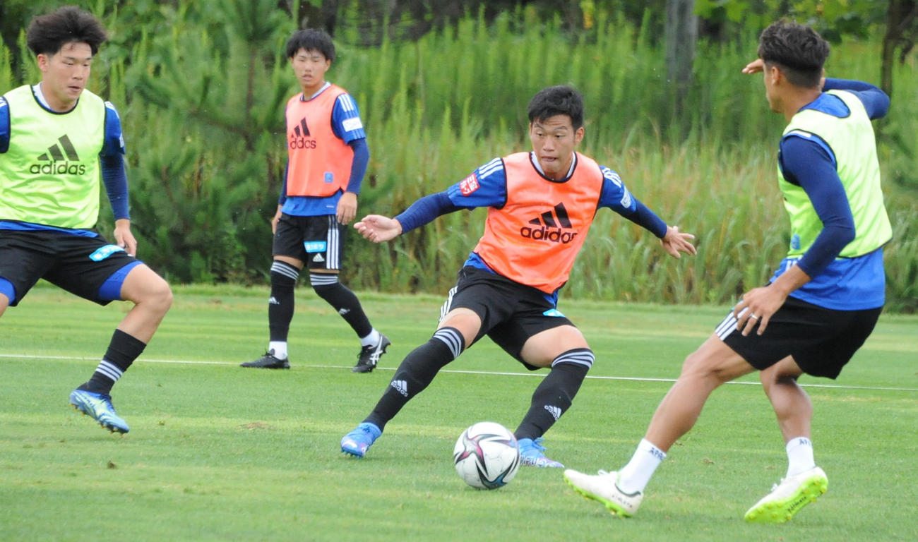 素早い出足でボールを奪いにいく高（右から2人目）