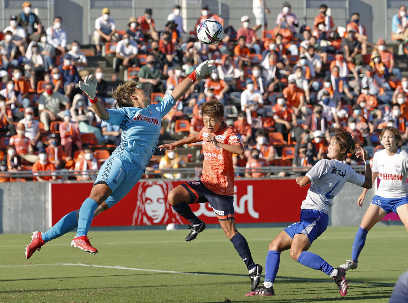 後半、クロスボールに飛びつく新潟のGK平尾（左端）（共同）