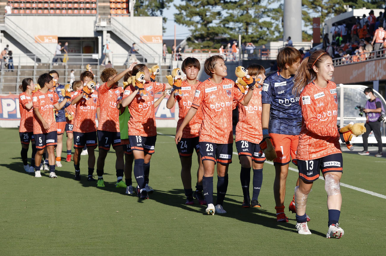 新潟と引き分け、サポーターに手を振る仲田（右端）ら大宮イレブン（共同）