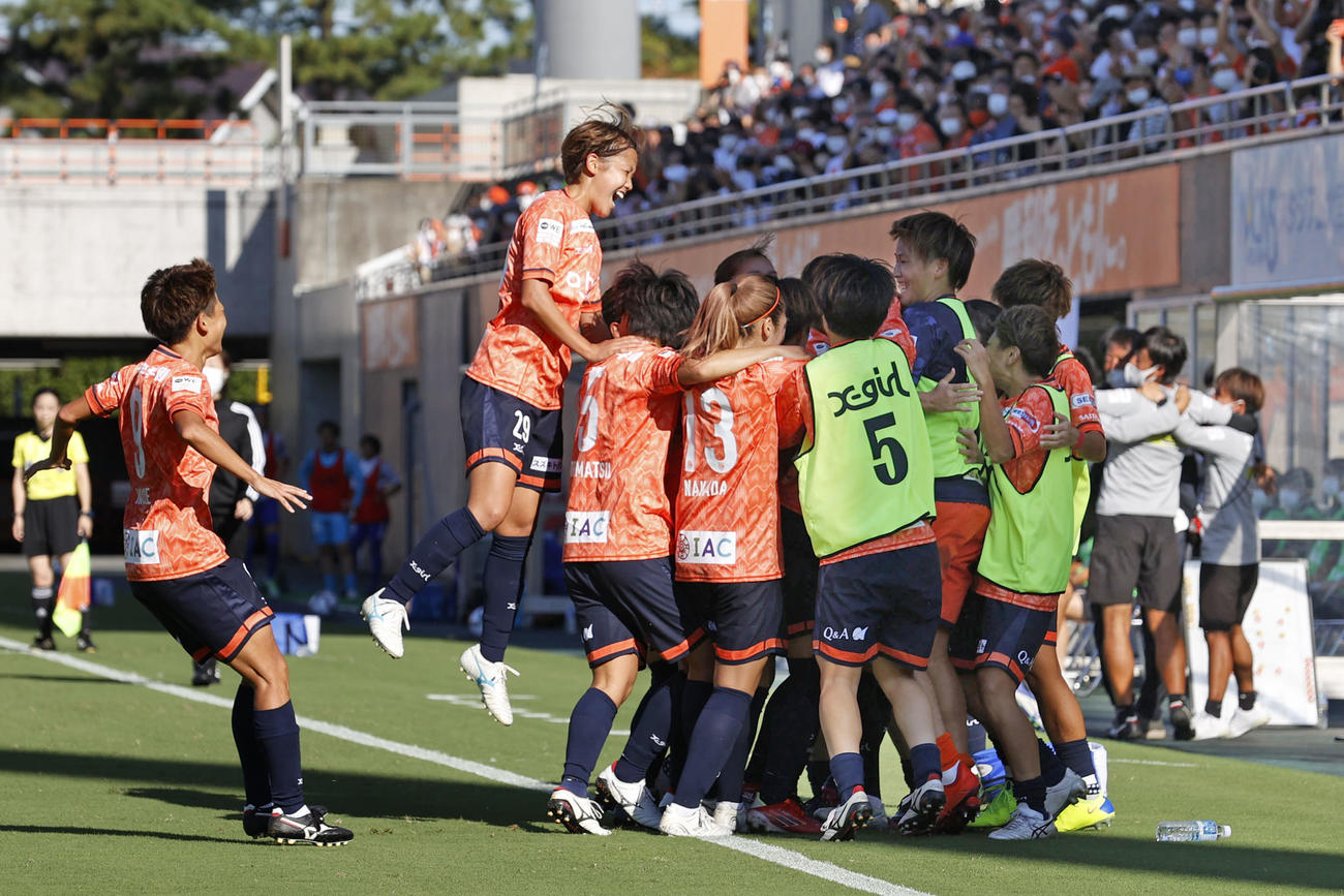 大宮―新潟　後半、FKが直接決まり同点とし、喜ぶ大宮イレブン（共同）