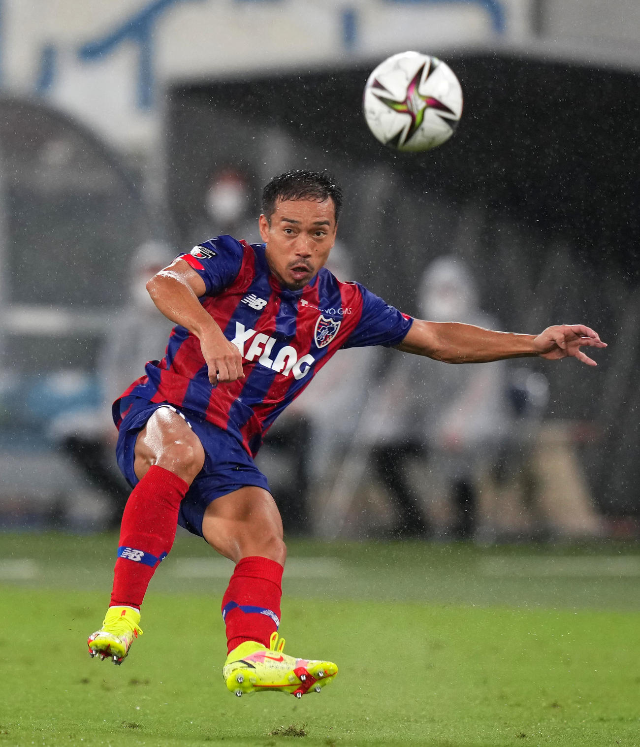 東京対横浜FC　後半、クロスを上げる東京長友（撮影・横山健太）
