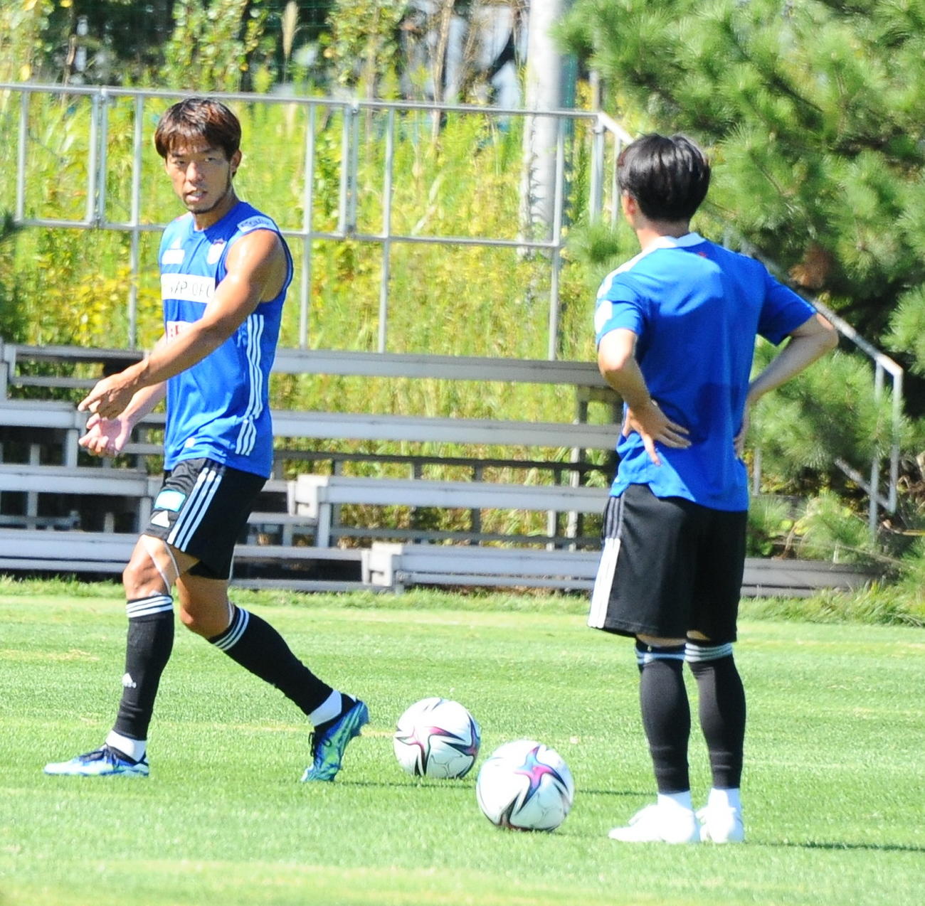 21日の練習後、本間と話し込む鈴木（左）
