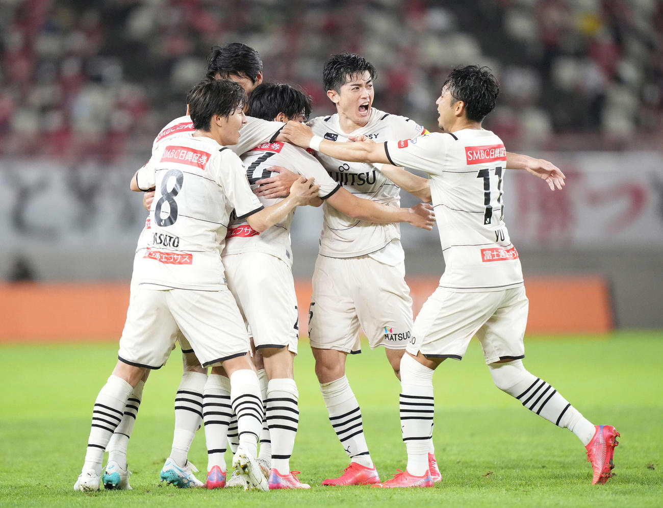 鹿島対川崎F　後半、ゴールを決めた宮城（左から3人目）は小林（右）らと喜ぶ（撮影・鈴木みどり）